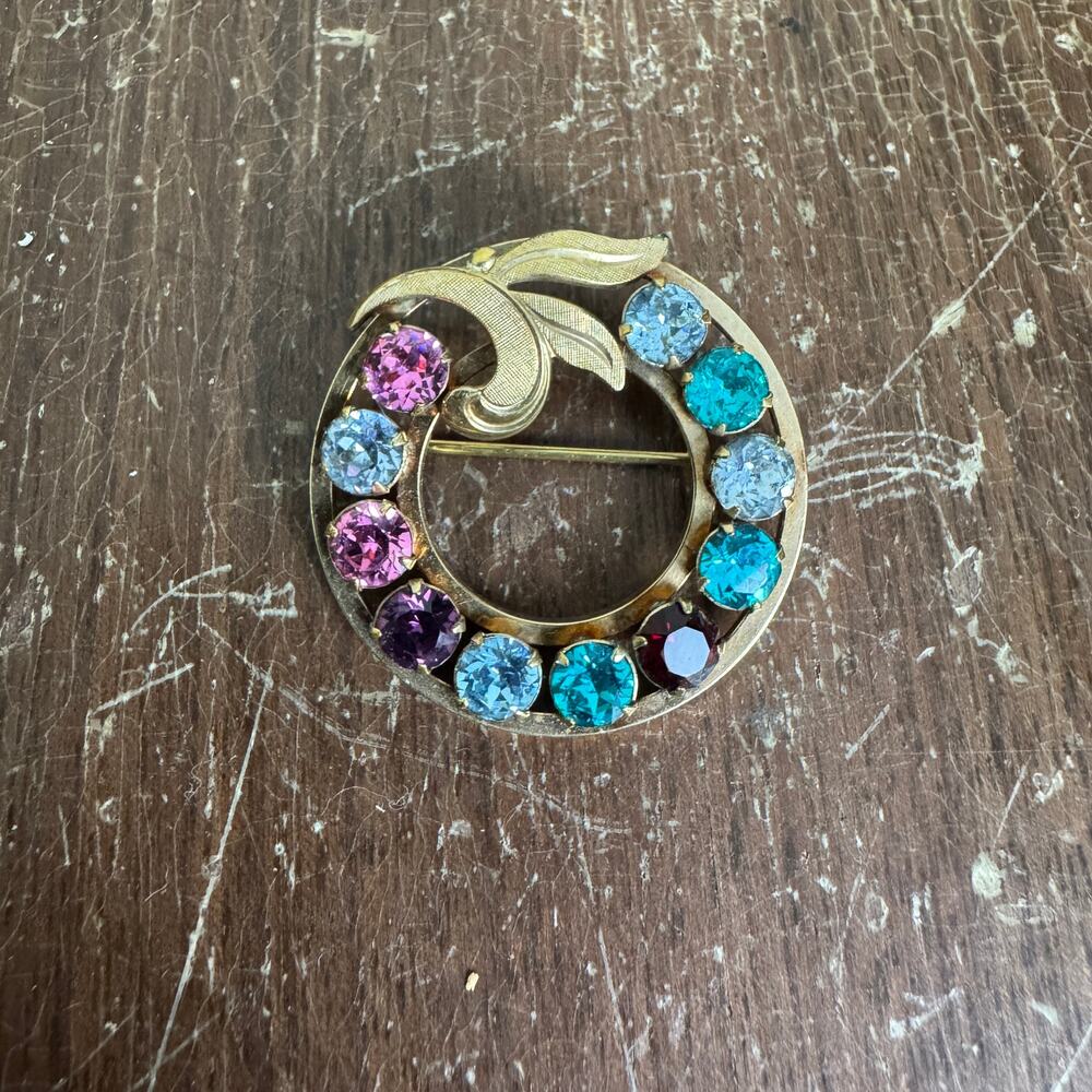 Van Dell 1950-60s 12 K GF Multicolor Rhinestone Circle Wreath Brooch Pin